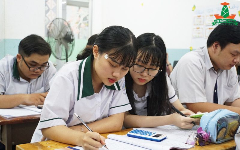 Gia sư dạy kèm lớp 12